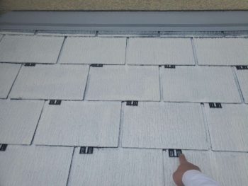 横浜市栄区I様邸サーモアイＳｉ屋根塗装タスペーサー挿入作業