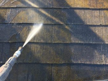 横浜市旭区S様邸屋根塗装前高圧洗浄作業