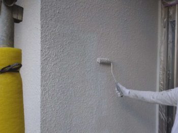横浜市栄区I様邸インディフレッシュセラ外壁塗装上塗り２回目施工中