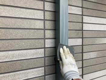 横浜市金沢区H様邸雨樋塗装前ケレン作業