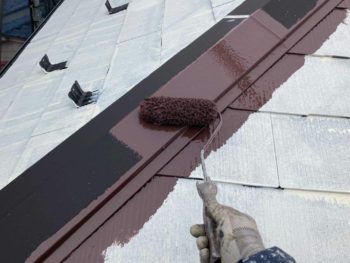 横浜市金沢区H様邸サーモアイ４F屋根棟板金塗装上塗り１回目