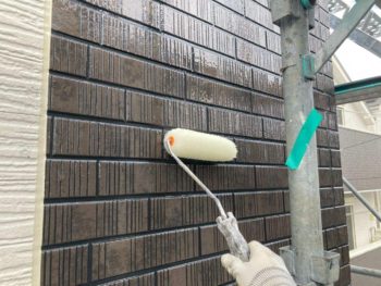 横浜市戸塚区K様邸UVプロテクトクリヤー外壁塗装上塗り2回目