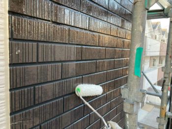 横浜市戸塚区K様邸UVプロテクトクリヤー外壁塗装上塗り１回目