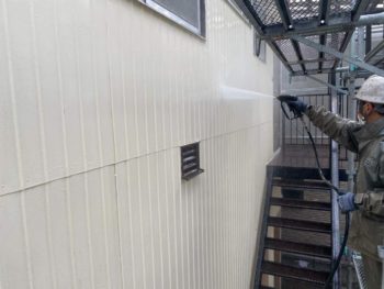 横浜市西区K様邸外壁塗装前高圧洗浄作業