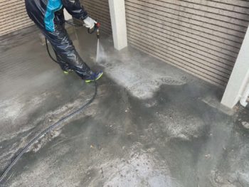 横浜市金沢区K様邸屋根塗装前高圧洗浄作業