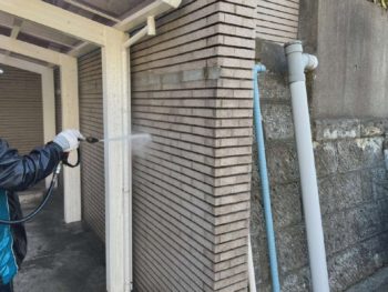 横浜市金沢区K様邸屋根塗装前高圧洗浄作業