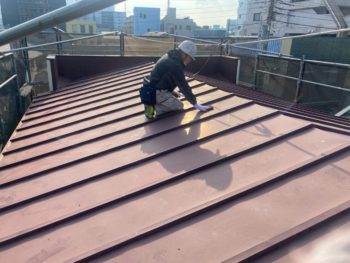 横浜市西区K様邸屋根塗装前ケレン作業中画像