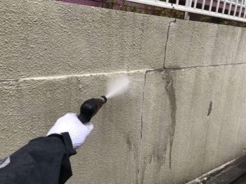横浜市南区K様邸塀塗り替え前高圧洗浄作業