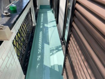 横浜市磯子区T様邸バルコニー防水塗装ウレタン主材2層目