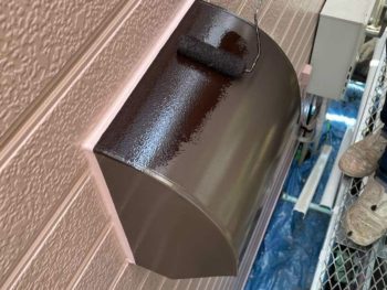 藤沢市S様邸換気フード塗装上塗り2回目