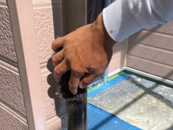 藤沢市S様邸竪樋塗装前ケレン作業