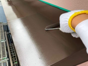 藤沢市S様邸霧除け庇塗装上塗り2回目