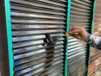 藤沢市S様邸雨戸塗装上塗り2回目