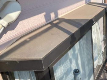 藤沢市S様邸出窓天端塗装施工前画像