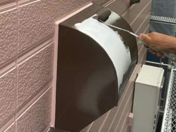 藤沢市S様邸換気フード塗装上塗り1回目