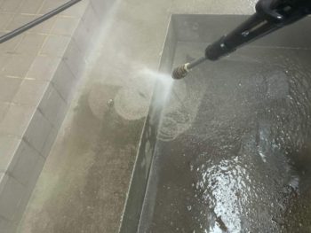 藤沢市S様邸外壁塗装前土間高圧洗浄作業