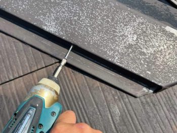 藤沢市S様邸棟板金塗装前ビス止め作業