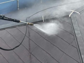 藤沢市S様邸屋根塗装前高圧洗浄作業