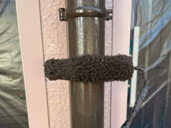 藤沢市S様邸竪樋塗装上塗り2回目