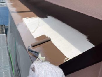 藤沢市S様邸霧除け庇塗装上塗り1回目