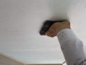 藤沢市S様邸軒天塗装前ケレン作業