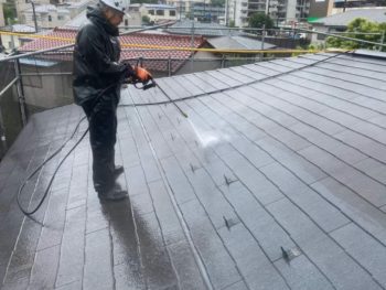 横浜市戸塚区S様邸屋根塗装前高圧洗浄作業
