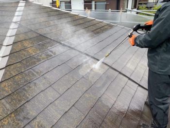 横浜市栄区N様邸屋根塗装前高圧洗浄作業