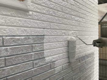 横浜市栄区Y様邸パーフェクトトップ外壁塗装上塗り1回目