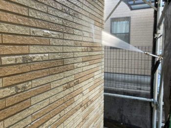 横浜市栄区Y様邸外壁塗装前高圧洗浄作業
