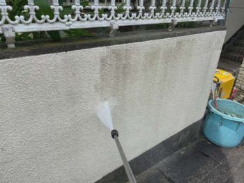 横浜市栄区O様邸塀塗装前高圧洗浄作業