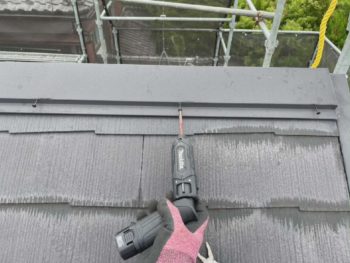 横浜市港南区F様邸棟板金塗装前ビス止め作業