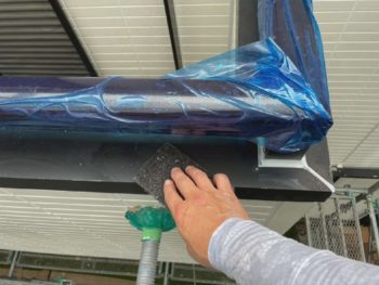 横浜市港南区F様邸ベランダ手摺り笠木板金塗装前ケレン作業