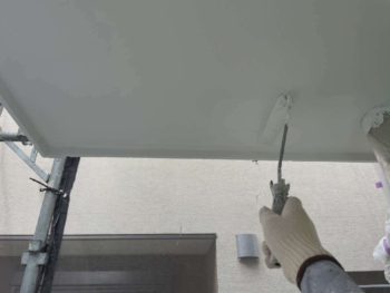 横浜市港南区F様邸軒天塗装上塗り2回目