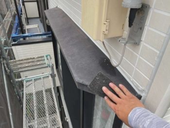 横浜市港南区F様邸出窓天端塗装前ケレン作業