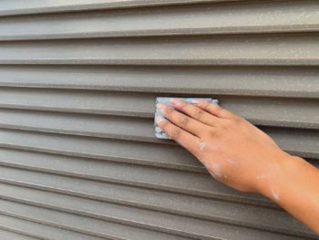 横浜市港南区F様邸雨戸塗装前ケレン作業