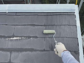 横浜市港南区F様邸サーモアイSi屋根塗装下塗り1回目