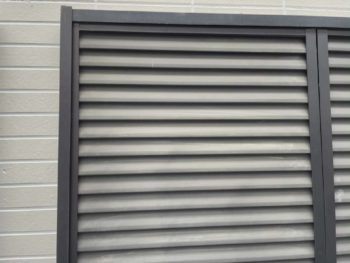 横浜市港南区F様邸雨戸塗装施工前画像