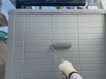 横浜市港南区F様邸ファインパーフェクトトップ外壁塗装上塗り2回目