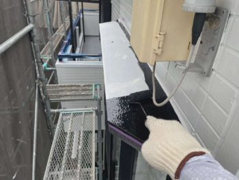 横浜市港南区F様邸出窓天端塗装上塗り1回目