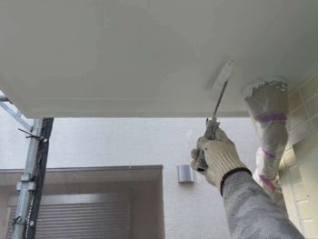 横浜市港南区F様邸軒天塗装上塗り1回目