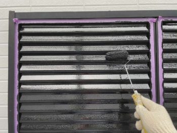 横浜市港南区F様邸雨戸塗装上塗り2回目