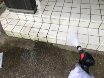 横浜市戸塚区M様邸外壁塗装前高圧洗浄作業