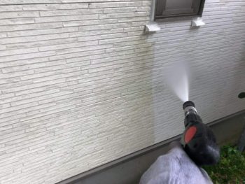 横浜市戸塚区M様邸外壁塗装前高圧洗浄作業