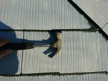 横浜市港南区N様所有アパートSサーモアイSi屋根塗装タスペーサー挿入作業