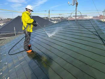 横浜市港南区N様所有アパートS屋根塗装前高圧洗浄作業