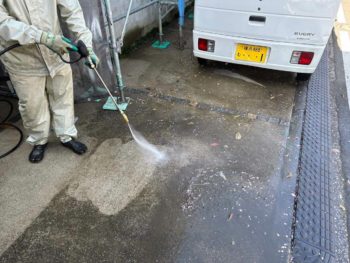 横浜市金沢区T様邸外壁塗装前土間高圧洗浄作業