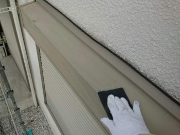 横浜市港南区N様所有アパートSシャッターボックス塗装前ケレン作業