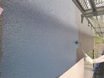 横浜市栄区S様邸超低汚染リファイン1000Si-IR外壁塗装上塗り2回目
