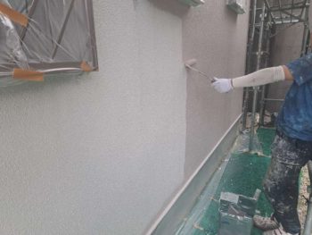 横浜市栄区S様邸超低汚染リファイン1000Si-IR外壁塗装上塗り1回目