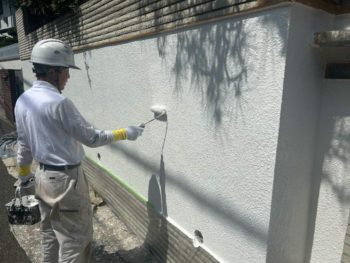 横浜市港南区Y様邸塀塗装上塗り1回目